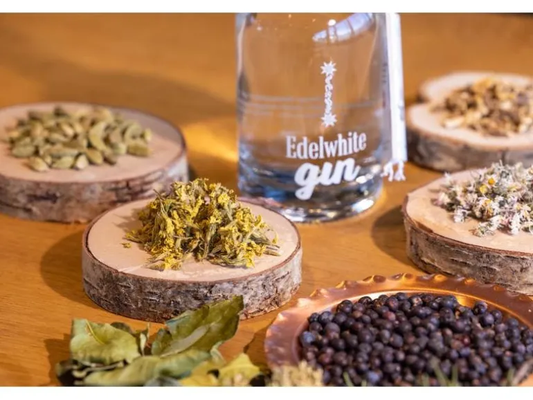 Edelwhite 57 Navy Strength Gin 0.5 l