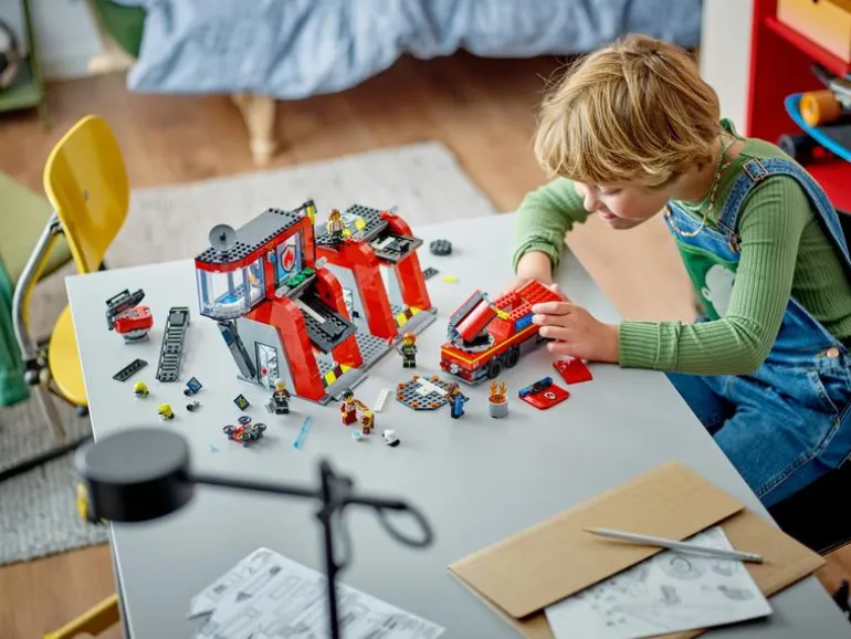 LEGO® City Feuerwehrstation mit Drehleiterfahrzeug 60414