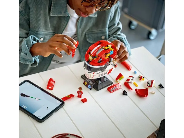 LEGO® Editions Scuderia Ferrari HP Charles Leclerc Helm 43014