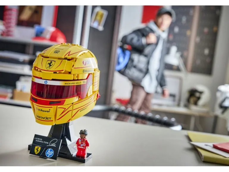 LEGO® Editions Scuderia Ferrari HP Lewis Hamilton Helm 43022