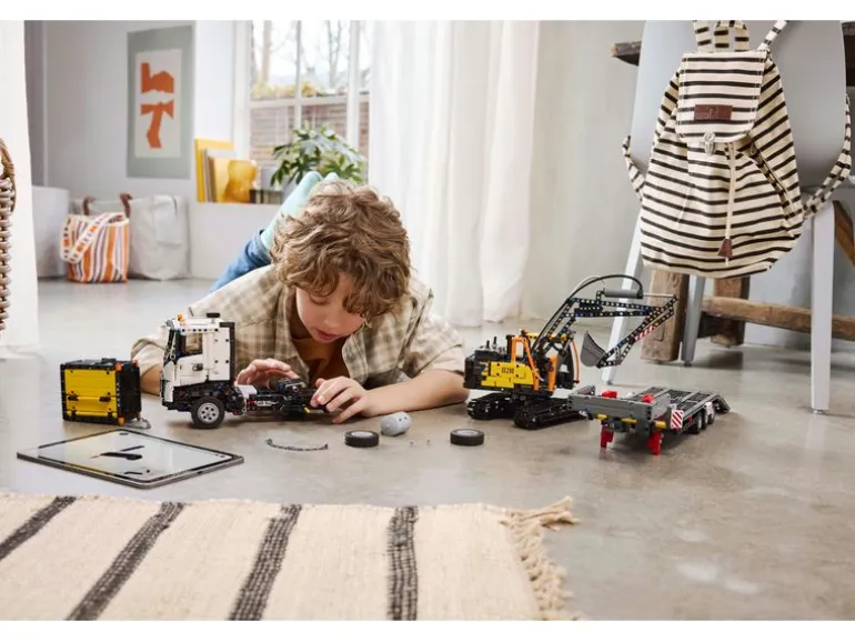 LEGO® Technic Volvo FMX LKW mit EC230 Electric Raupenbagger 42175