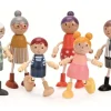 Spielba Holzspielwaren Biegepüppchen Familie aus Holz mit Kleidern