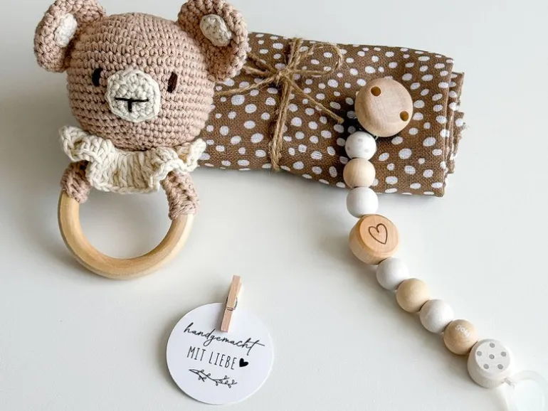 Welcomebabybox Baby-Geschenkset Miko Body & Rasselbär
