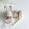 Welcomebabybox Baby-Geschenkset Leni Body & Rasselhase