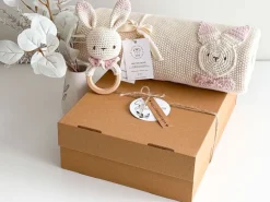 Welcomebabybox Geschenkset Meli – Decke & Rasselhase