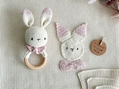 Welcomebabybox Geschenkset Meli – Decke & Rasselhase