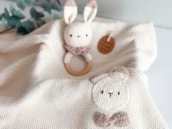 Welcomebabybox Geschenkset Nio – Decke & Rasselhase
