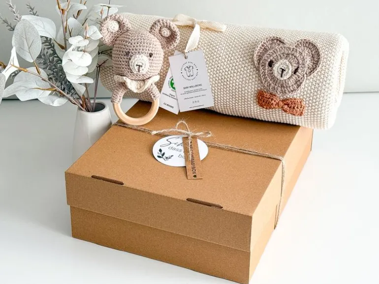 Welcomebabybox Geschenkset Lino – Decke & Rasselbär