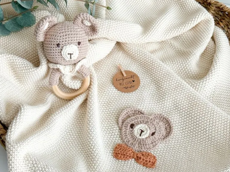 Welcomebabybox Geschenkset Lino – Decke & Rasselbär
